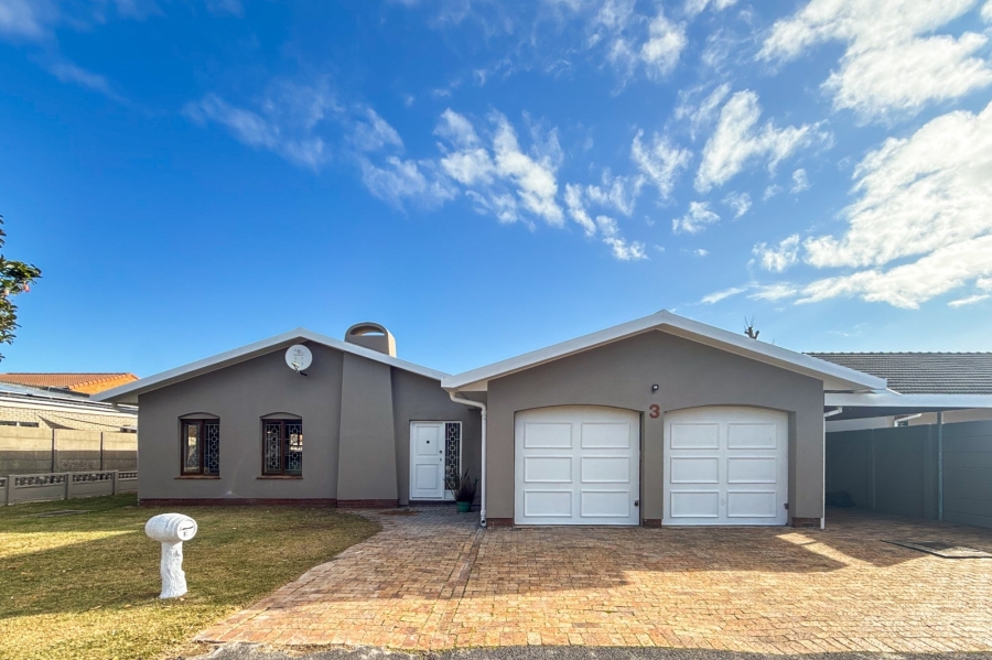 5 Bedroom Property for Sale in Monte Vista Western Cape